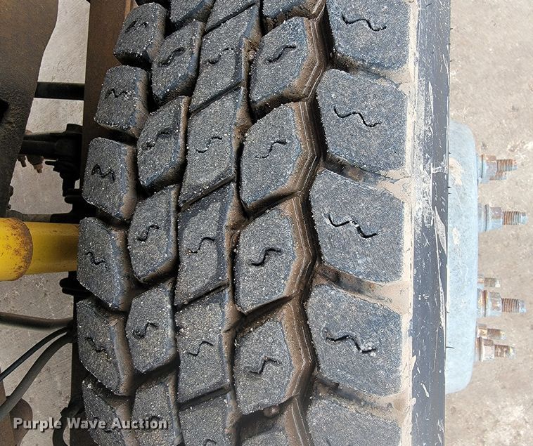 image for item ME9776 2003 Ford F550 Super Duty XL  SuperCab flatbed truck