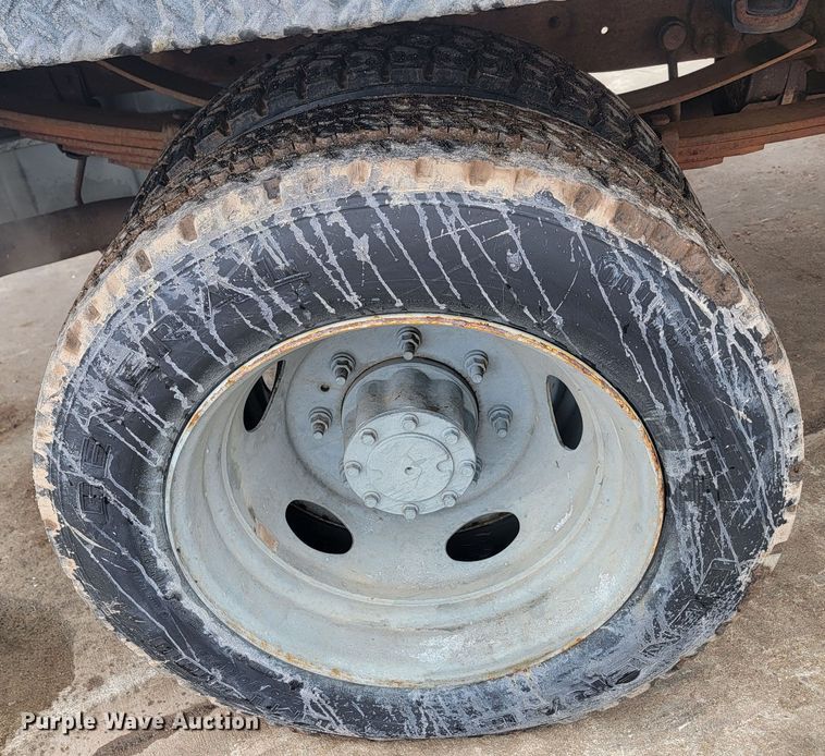 image for item ME9776 2003 Ford F550 Super Duty XL  SuperCab flatbed truck