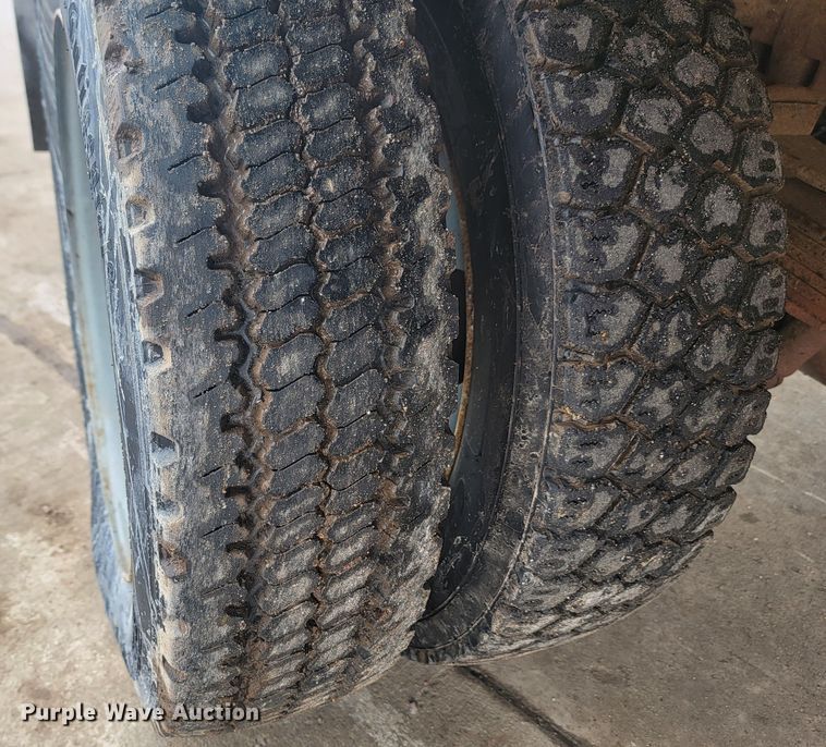 image for item ME9776 2003 Ford F550 Super Duty XL  SuperCab flatbed truck