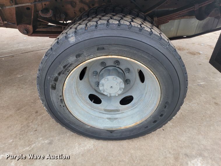 image for item ME9776 2003 Ford F550 Super Duty XL  SuperCab flatbed truck