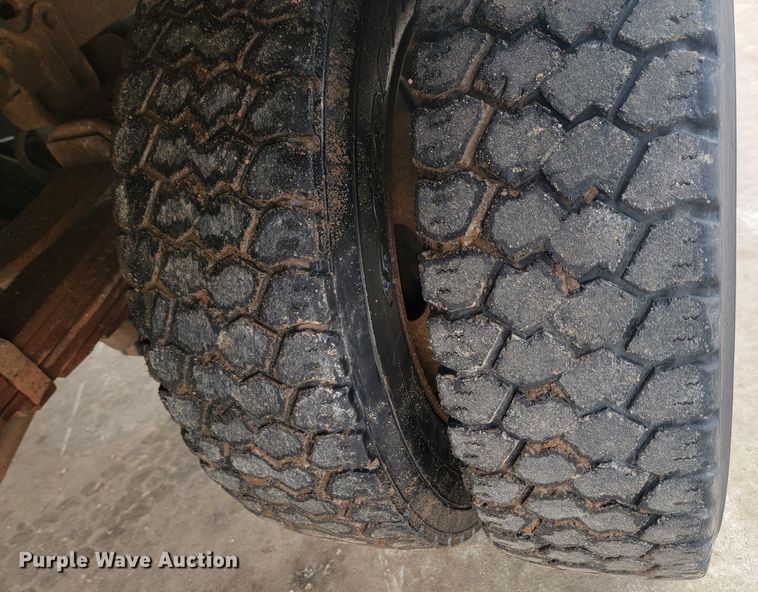 image for item ME9776 2003 Ford F550 Super Duty XL  SuperCab flatbed truck