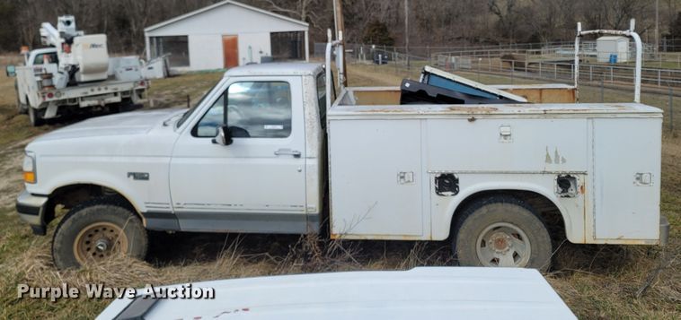 image for item MH9754 1992 Ford F150  utility bed pickup truck