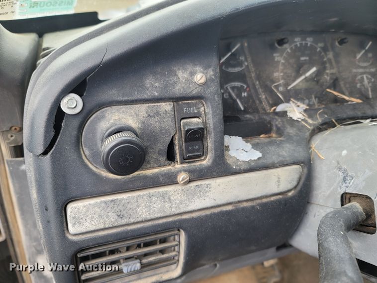 image for item MH9754 1992 Ford F150  utility bed pickup truck