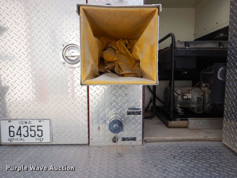 image for item MJ9971 1992 Ford F800  fire truck