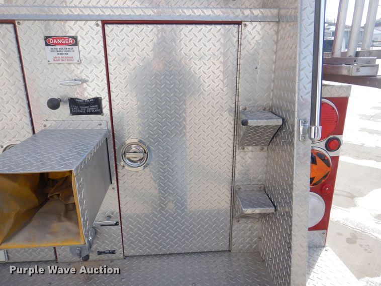 image for item MJ9971 1992 Ford F800  fire truck