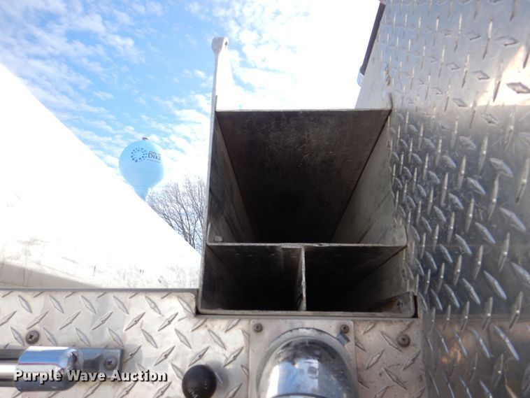 image for item MJ9971 1992 Ford F800  fire truck