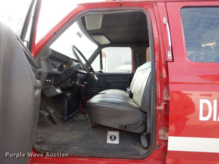 image for item MJ9971 1992 Ford F800  fire truck