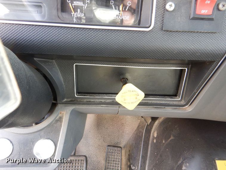 image for item MJ9971 1992 Ford F800  fire truck