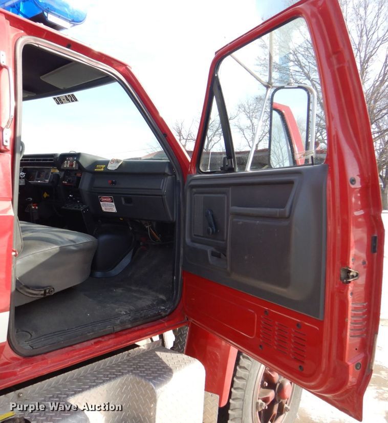 image for item MJ9971 1992 Ford F800  fire truck