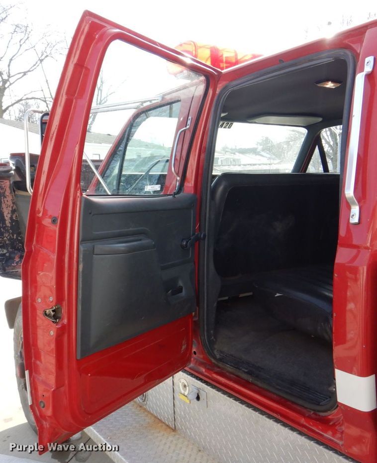 image for item MJ9971 1992 Ford F800  fire truck