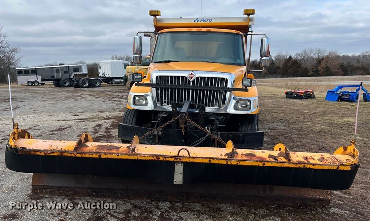 image for item MM9088 2006 International 7400  dump truck