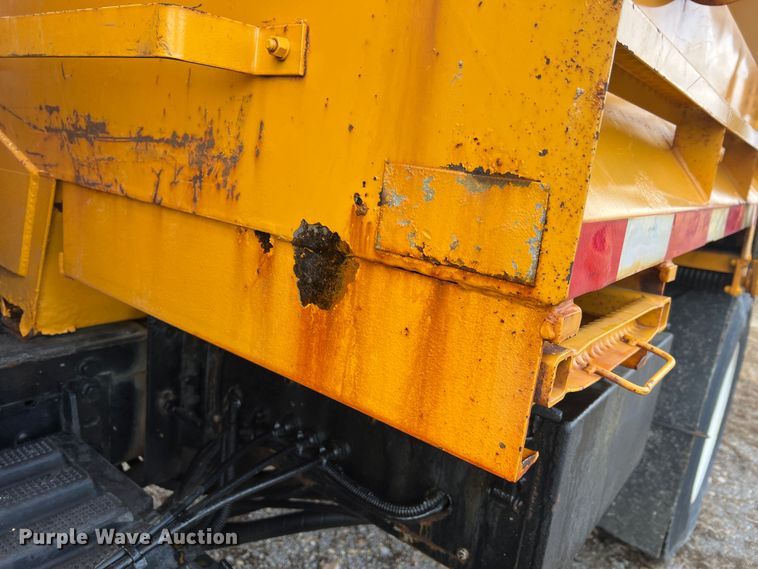 image for item MM9088 2006 International 7400  dump truck