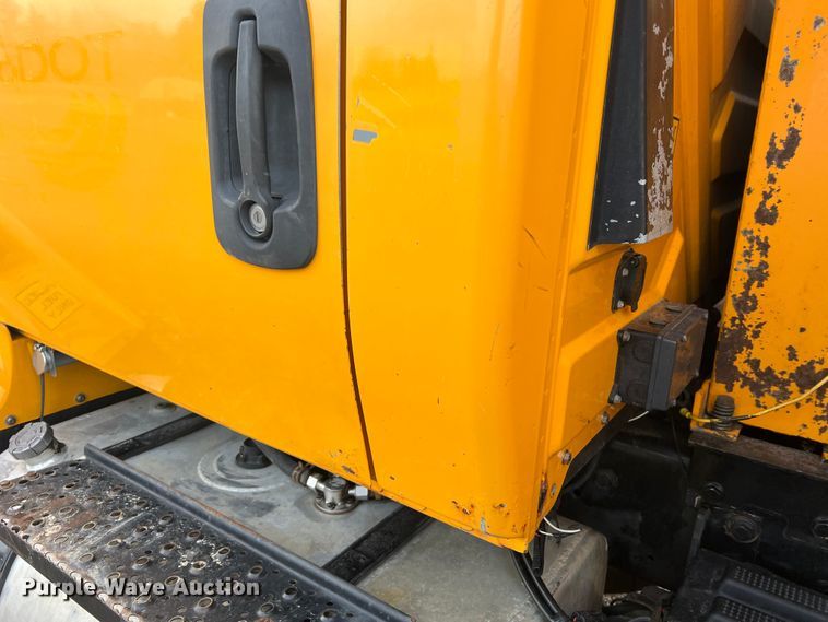 image for item MM9088 2006 International 7400  dump truck