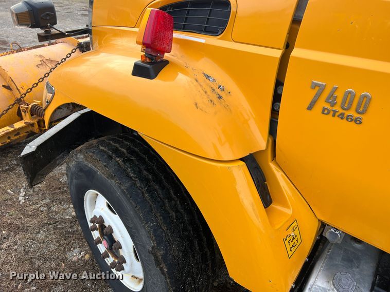 image for item MM9088 2006 International 7400  dump truck