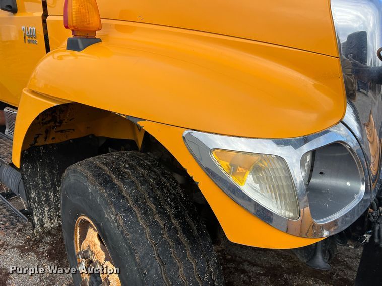 image for item MM9088 2006 International 7400  dump truck