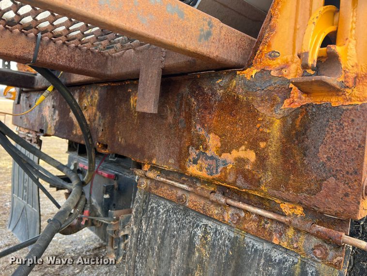 image for item MM9088 2006 International 7400  dump truck