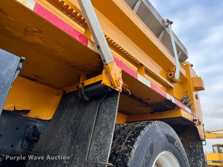 image for item MM9088 2006 International 7400  dump truck