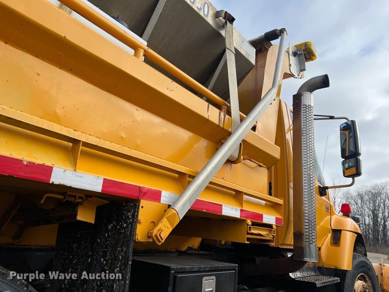 image for item MM9088 2006 International 7400  dump truck