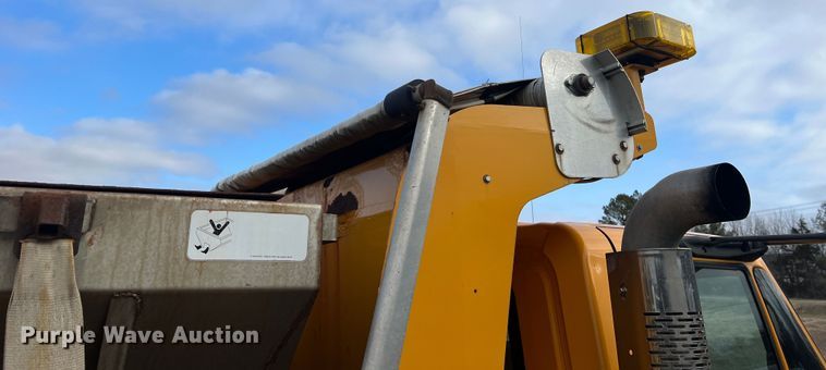 image for item MM9088 2006 International 7400  dump truck