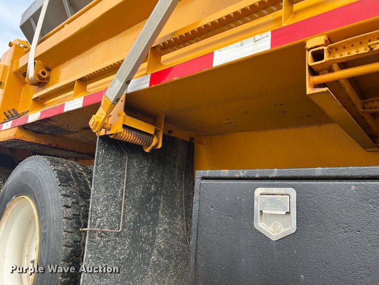 image for item MM9088 2006 International 7400  dump truck
