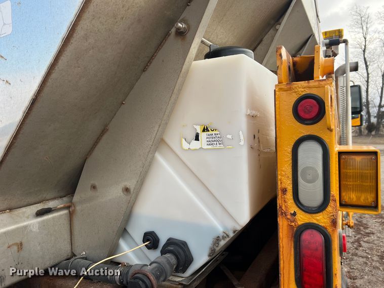 image for item MM9088 2006 International 7400  dump truck