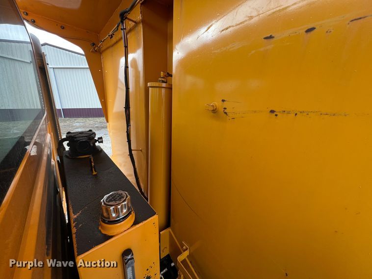 image for item MM9088 2006 International 7400  dump truck