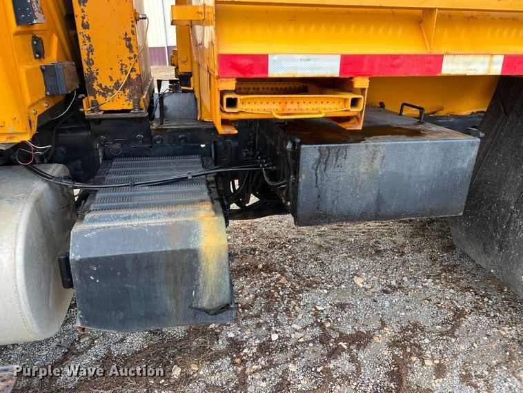 image for item MM9088 2006 International 7400  dump truck