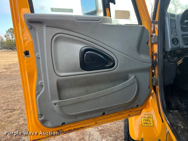 image for item MM9088 2006 International 7400  dump truck