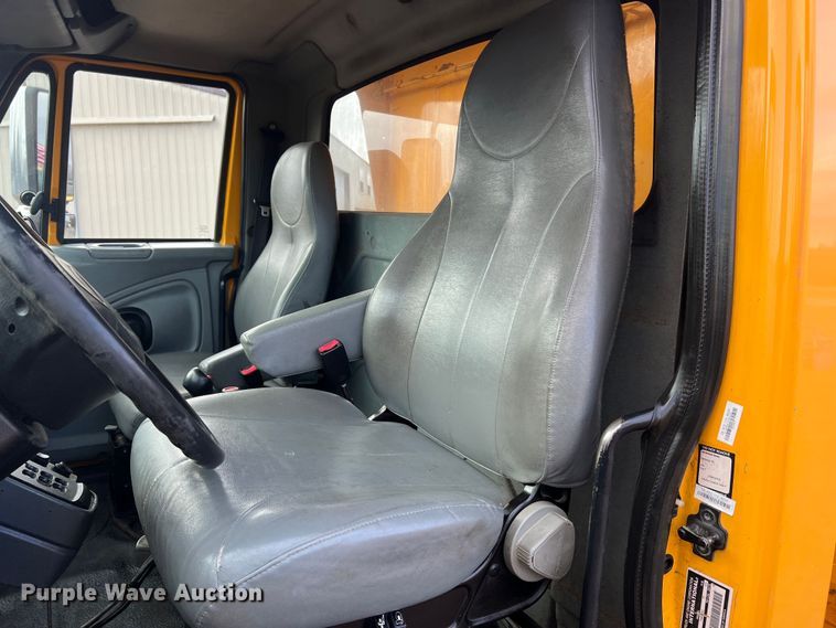 image for item MM9088 2006 International 7400  dump truck