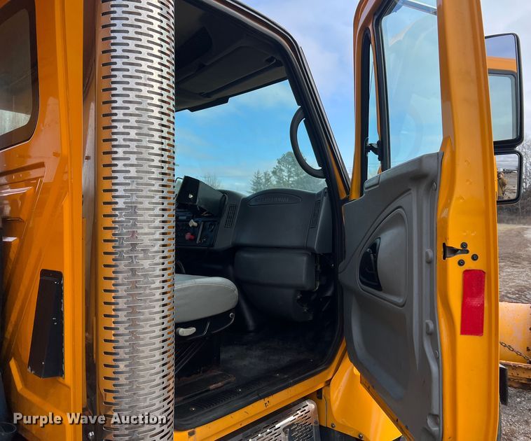 image for item MM9088 2006 International 7400  dump truck