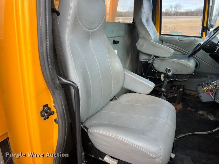 image for item MM9088 2006 International 7400  dump truck