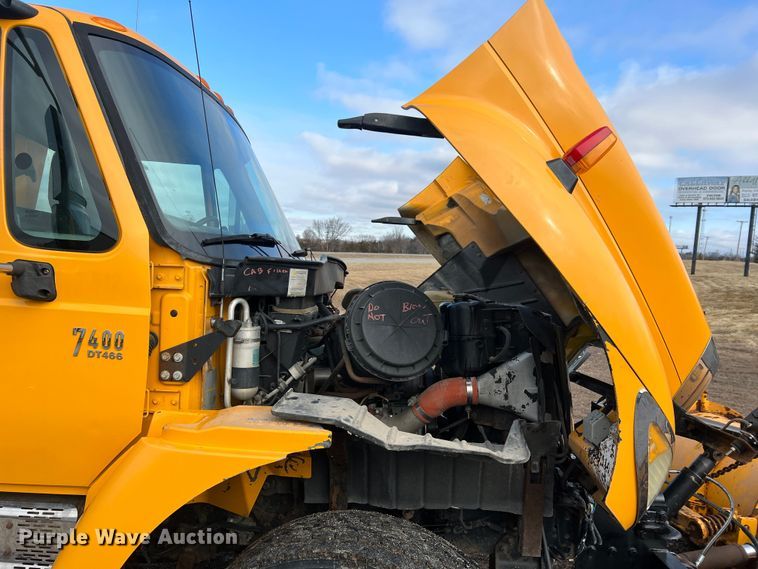 image for item MM9088 2006 International 7400  dump truck