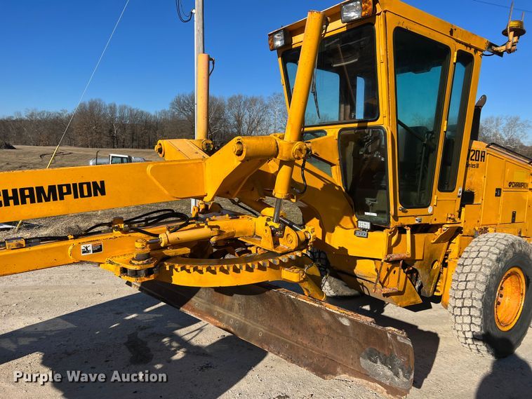 image for item MM9112 1993 Champion 720A Series III  motor grader