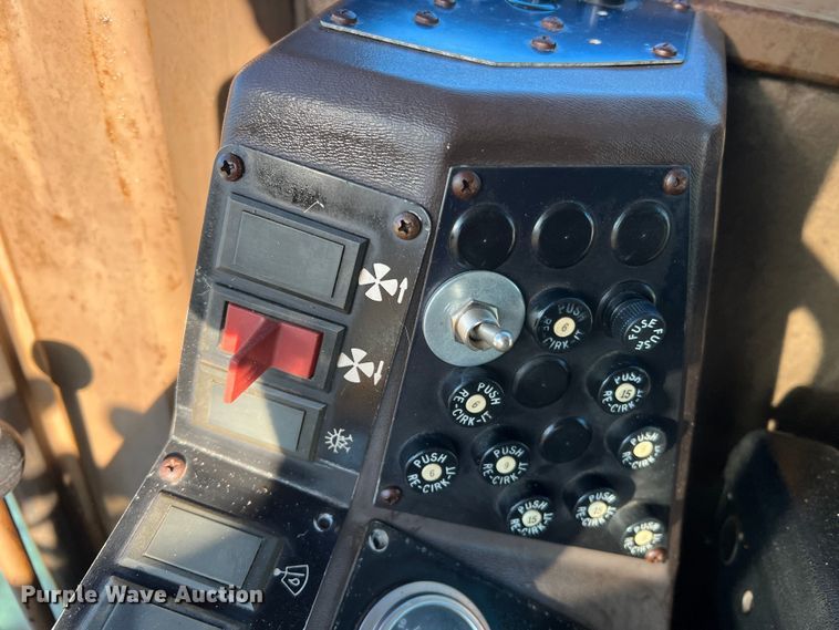 image for item MM9112 1993 Champion 720A Series III  motor grader