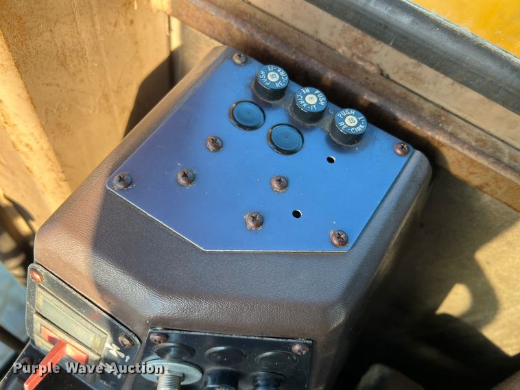 image for item MM9112 1993 Champion 720A Series III  motor grader