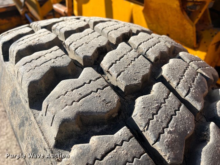 image for item MM9112 1993 Champion 720A Series III  motor grader