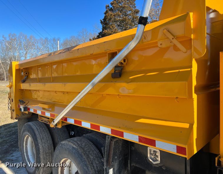 image for item MM9114 2009 International WorkStar 7400  dump truck