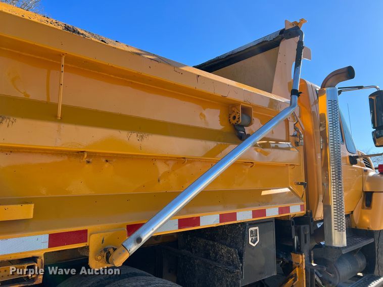 image for item MM9114 2009 International WorkStar 7400  dump truck
