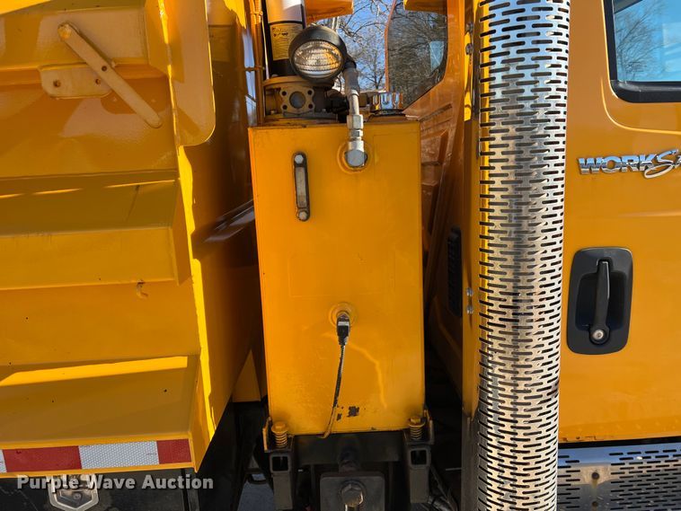 image for item MM9114 2009 International WorkStar 7400  dump truck