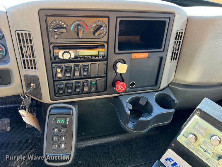 image for item MM9114 2009 International WorkStar 7400  dump truck