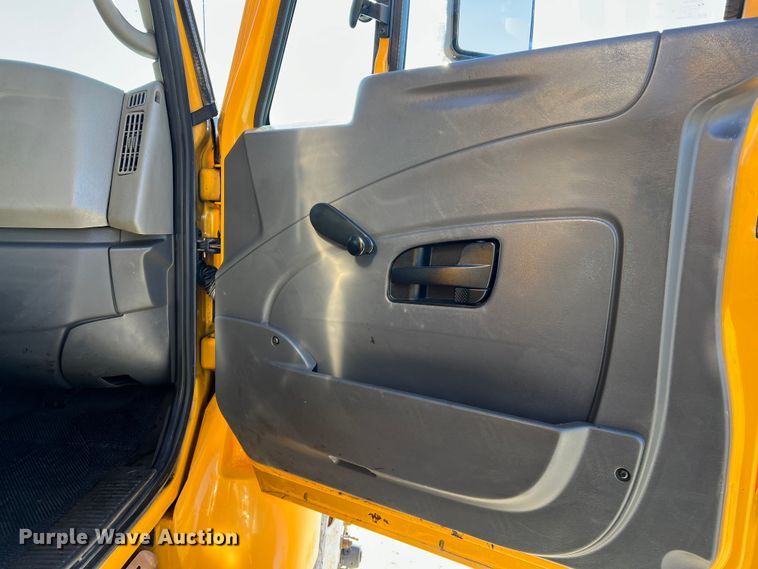 image for item MM9114 2009 International WorkStar 7400  dump truck