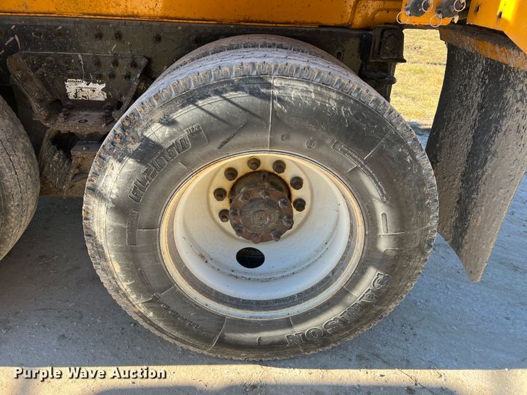 image for item MM9114 2009 International WorkStar 7400  dump truck