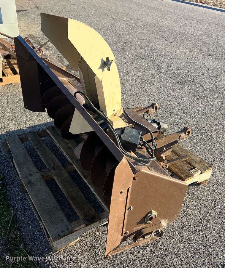512 snow blower attachment in Columbia, MO Item MM9131 sold Purple Wave
