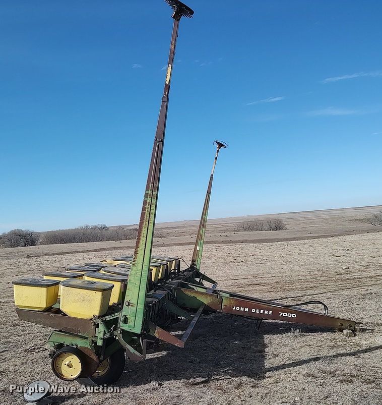 image for item DO3761 John Deere 7000  planter