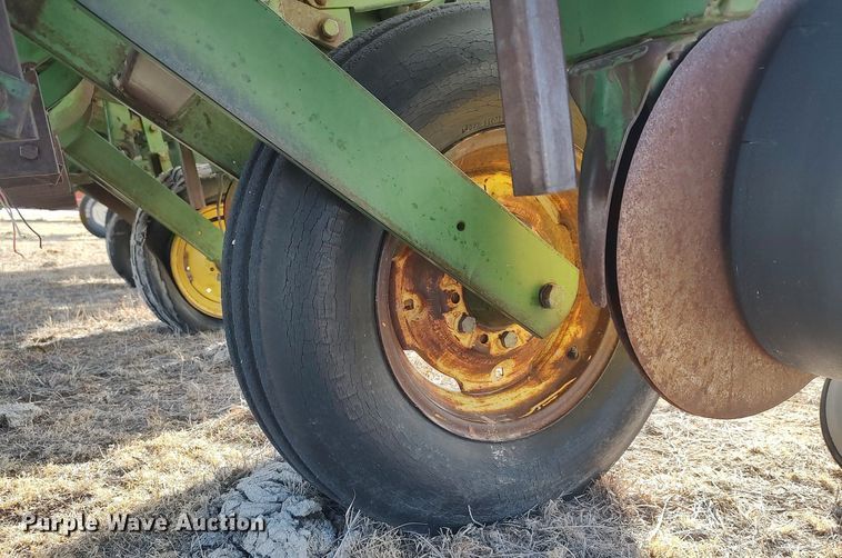 image for item DO3761 John Deere 7000  planter