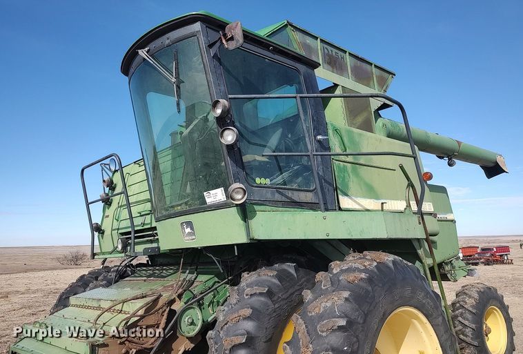 image for item DO3764 1987 John Deere 8820 Titan II  combine