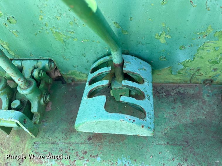 image for item DQ4086 1952 John Deere R  tractor