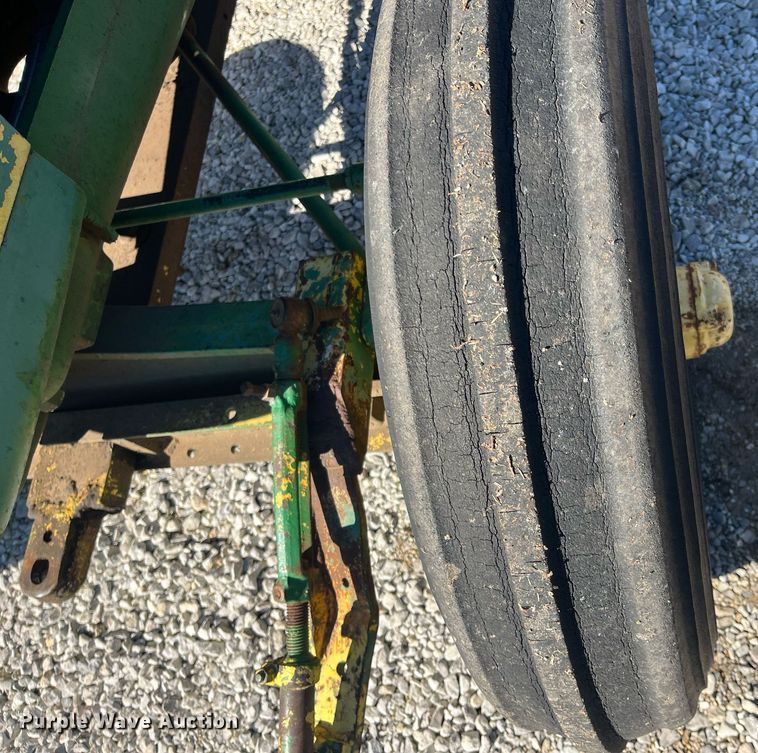 image for item DQ4086 1952 John Deere R  tractor