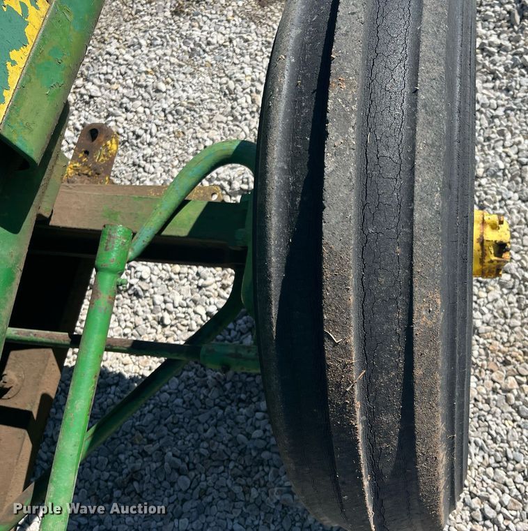 image for item DQ4086 1952 John Deere R  tractor