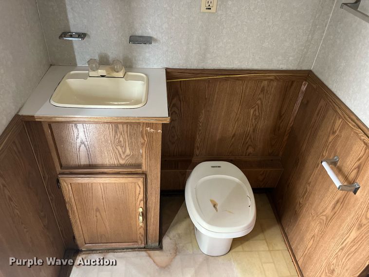 image for item DQ4089 1998 Cherokee Industries  livestock trailer